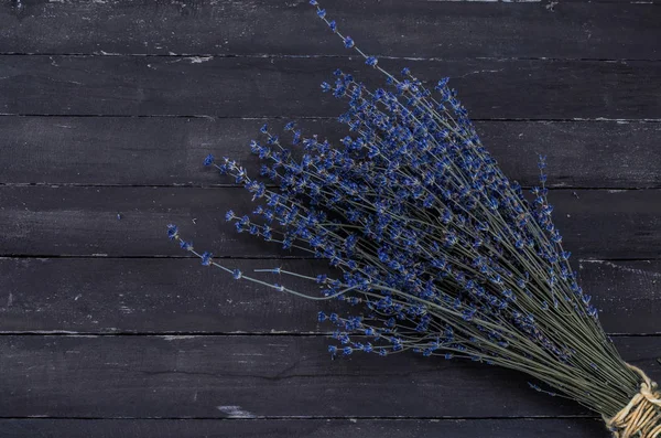 Ahşap zemin üzerine mavi lavanta buket