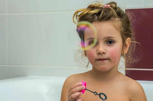 Маленькая Очаровательная Девочка Надувает Пузырьки Время Купания Ванной — стоковое фото