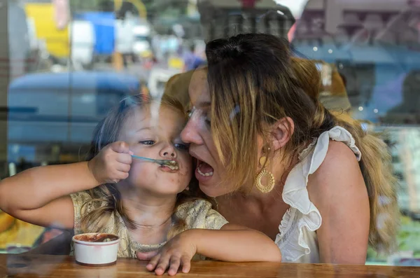 Giovane Madre Figlia Mangiare Gelato Caffè Famiglia Felice Vista Attraverso — Foto Stock