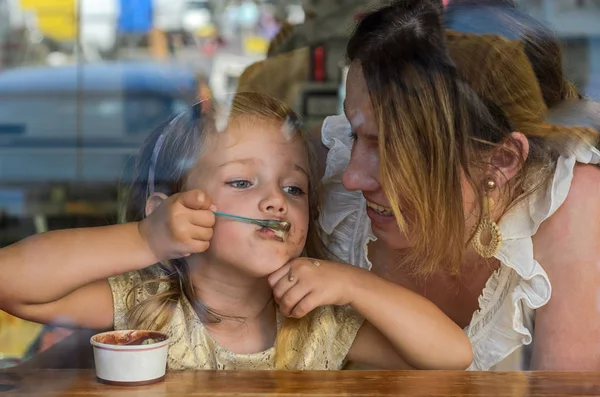 Giovane Madre Figlia Mangiare Gelato Caffè Famiglia Felice Vista Attraverso — Foto Stock