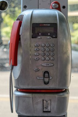 Roma, İtalya - Ağustos 2018: telefon kulübesi telefon sokak Roma su kuyusu üstünde Telecom Italia ile