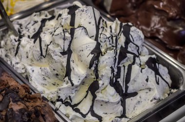 İtalyan meyve gelato dondurma bir vitrin buzdolabı üzerinde