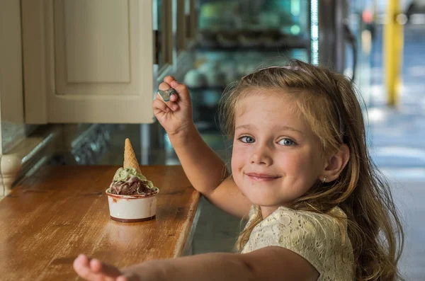 Piccola Affascinante Bambina Che Mangia Gelato Gelato Caffè — Foto Stock