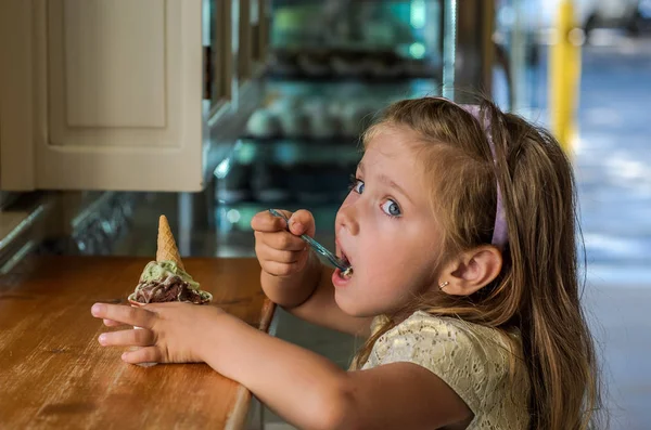 Piccola Affascinante Bambina Che Mangia Gelato Gelato Caffè — Foto Stock