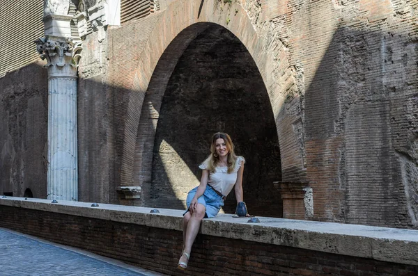 Menina Encantadora Jovem Senta Parapeito Sobre Ruínas Panteão Roma Itália — Fotografia de Stock