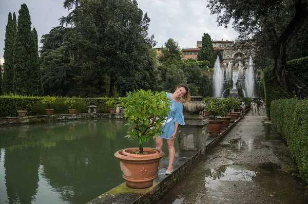 ティヴォリのエステ家別荘の噴水近くのローマ イタリア 2018年 若い魅力的な女の子 — ストック写真