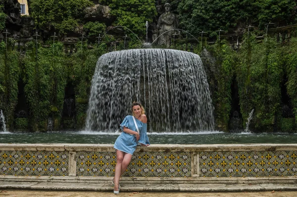 Roma Italia Agosto 2018 Joven Chica Encantadora Cerca Fuente Villa — Foto de Stock