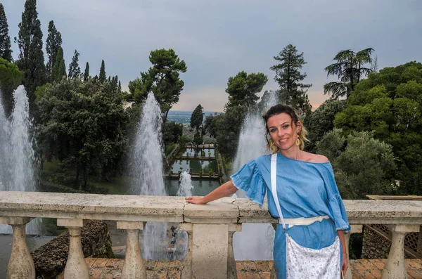 Roma Itália Agosto 2018 Menina Encantadora Jovem Perto Fonte Villa — Fotografia de Stock