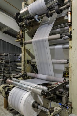 Lviv, Ukrayna - Kasım 2018: Büyük endüstriyel makine Fabrikası'nda plastik torba üretimi için