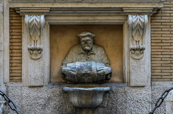 Roma Itálie Srpen 2018 Pítko Podobě Antické Soše Muže Sud — Stock fotografie