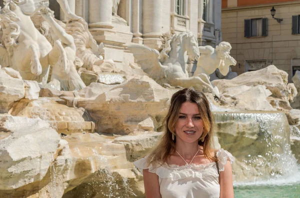 Jovem Menina Bonita Perto Fountain Trevi Roma Itália — Fotografia de Stock