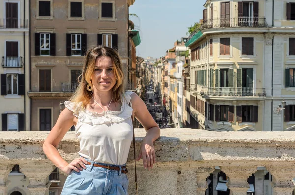 胸壁近く明るい日当たりの良い夏の日のローマの古代都市の歴史的建造物の背景にイタリアに立っている若い魅力的な女の子観光 — ストック写真