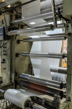 Lviv, Ukrayna - Kasım 2018: Büyük endüstriyel makine Fabrikası'nda plastik torba üretimi için