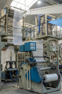 Lviv, Ukrayna - Kasım 2018: Büyük endüstriyel makine Fabrikası'nda plastik torba üretimi için