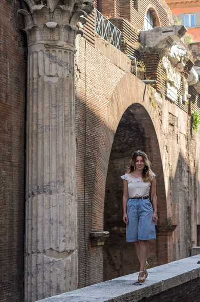 Menina Encantadora Jovem Senta Parapeito Sobre Ruínas Panteão Roma Itália — Fotografia de Stock