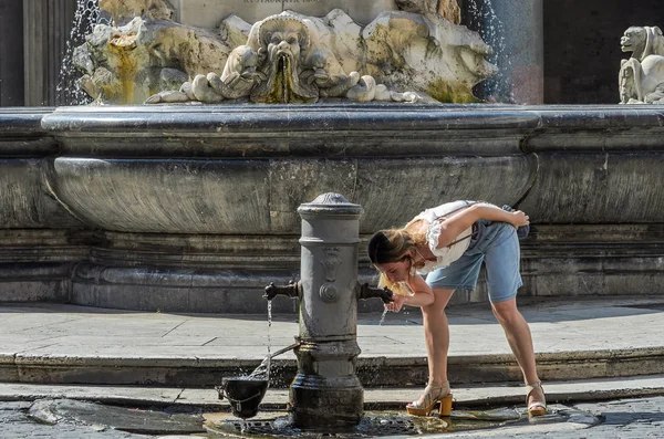 Mladá Okouzlující Dívka Turistické Pije Vodu Antické Pítko Římský Nos — Stock fotografie