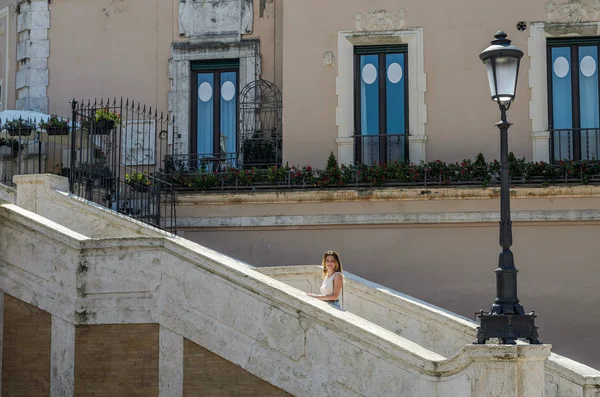 Jovem Turista Bonita Está Nos Degraus Uma Escadaria Antiga Dia — Fotografia de Stock