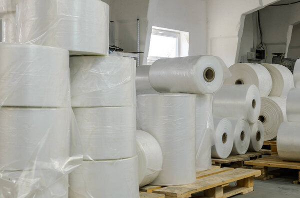 Склад с рулонами полиэтилена
