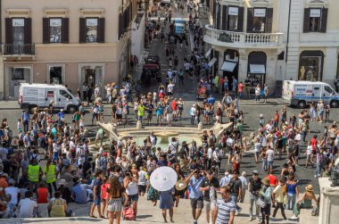 Roma, İtalya - Ağustos 2018: Turist Roma İtalya İspanya Plaza