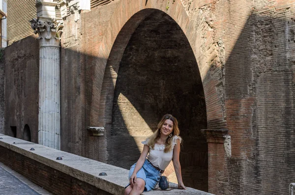 Menina Encantadora Jovem Senta Parapeito Sobre Ruínas Panteão Roma Itália — Fotografia de Stock