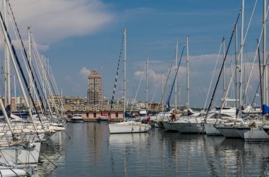 Roma, İtalya - Ağustos 2018: Bağlantı noktası Nettuno bir güneşli yaz gününde Yatlar