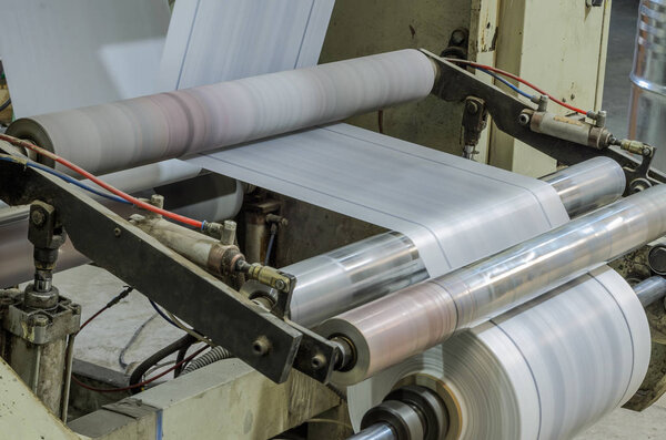 Машина с полиэтиленом для производства пластиковых пакетов
