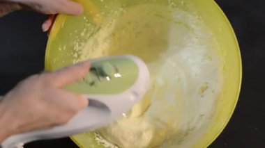 Plaka üzerinde elektrik mikserler ile hamur Cook kneads