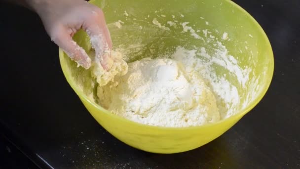 Cuisinier Pétrit Pâte Avec Farine — Video