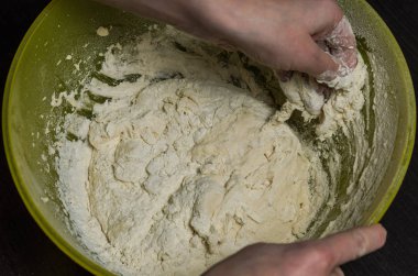 Aşçı un ile hamur kneads