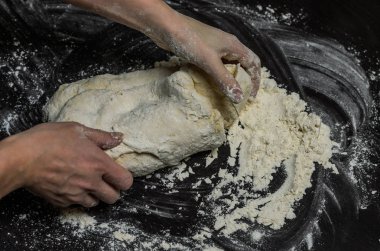 Aşçı un ile hamur kneads