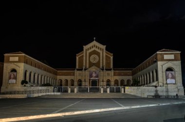 Roma, İtalya - Ağustos 2018: Gece kilise Pontificio Santuario Madonna delle Grazie Nettuno, İtalya