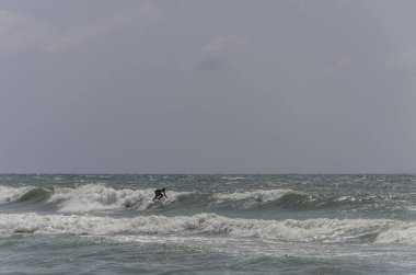 Roma, İtalya - Ağustos 2018: Surf denizde bir dalga sürmek