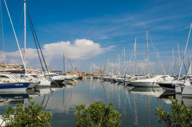 Roma, İtalya - Ağustos 2018: Bağlantı noktası Nettuno bir güneşli yaz gününde Yatlar