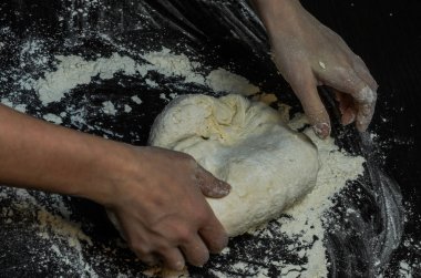 Aşçı un ile hamur kneads