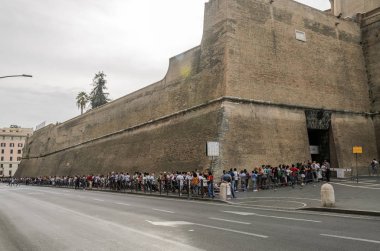 Roma, İtalya - Ağustos 2018: Sıra turist Vatikan Müzesi
