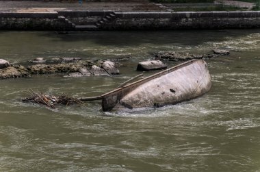 Roma'da Tiber Nehri su basmış, ters gemisiyle
