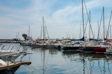 Roma, İtalya - Ağustos 2018: Bağlantı noktası Nettuno bir güneşli yaz gününde Yatlar