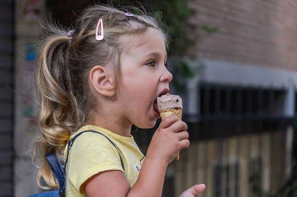 Piccola Affascinante Bambina Che Mangia Gelato Strada — Foto Stock