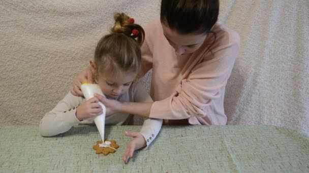 Mom Daughter Decorate Gingerbread Icing — Stock Video