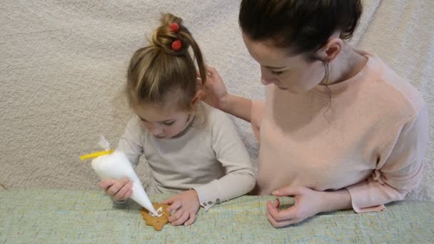 Mãe Filha Decorar Pão Gengibre Com Gelo — Vídeo de Stock
