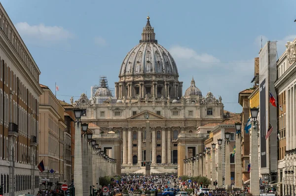 Roma Itália Agosto 2018 Turistas Praça Central Vaticano Catedral São — Fotografia de Stock