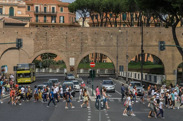 Rome イタリアの横断歩道で道路を横断ローマ イタリア 2018年 — ストック写真