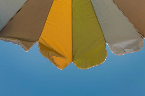 Wielobarwny Parasol Przeciw Błękitne Niebo Brzegu Morza — Zdjęcie stockowe