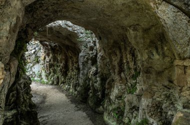 Taş taş mağarada tünelde dan çıkmak