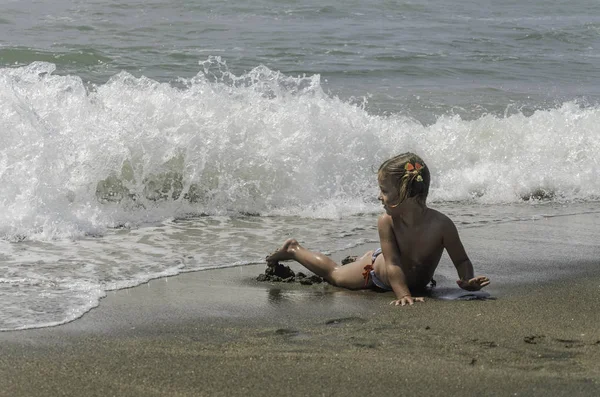 Adorable Niña Jugando Mar Mientras Relaja Día Soleado Brillante Una — Foto de Stock