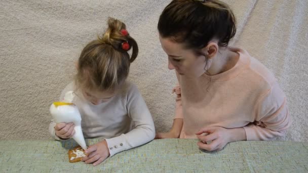 Mutter Und Tochter Dekorieren Lebkuchen Mit Zuckerguss — Stockvideo
