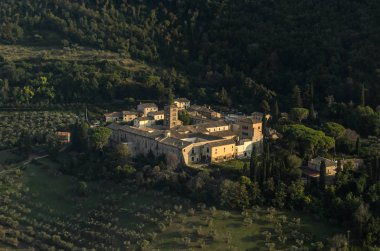 Dağ Avrupa şehri yukarıdan havadan görünümü
