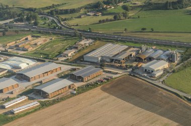 Roma, İtalya - Ağustos 2018: Üstten görünüm otoyol ve ambar