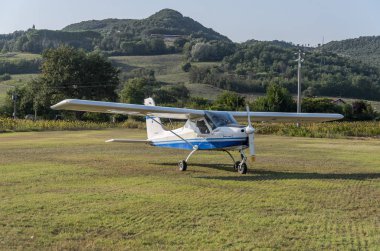 Roma, İtalya - Ağustos 2018: Deneyimli bir pilot ve bir küçük kız çocuğu bir ışık motorlu uçak Tecnam P92-S yankı dümen