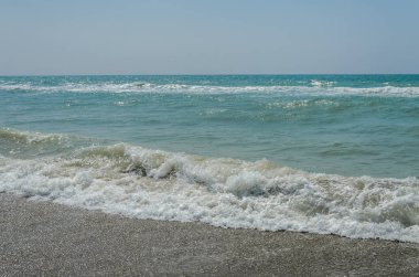 Kumsalda deniz dalgaları